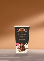 **Truffes au chocolat originales Bailey's**
**Pour les amateurs de café**
* Offrez-vous le délice crémeux *
---
**Poids :** 135g
---
*Découvrez la friandise parfaite pour accompagner votre café !*
- Truffes au chocolat riches
- Infusé d'un soupçon de Baileys
- Bonté fondante dans la bouche
*Savourez chaque instant avec nos succulentes truffes tout en dégustant votre infusion préférée.* | Flaronis.lu
