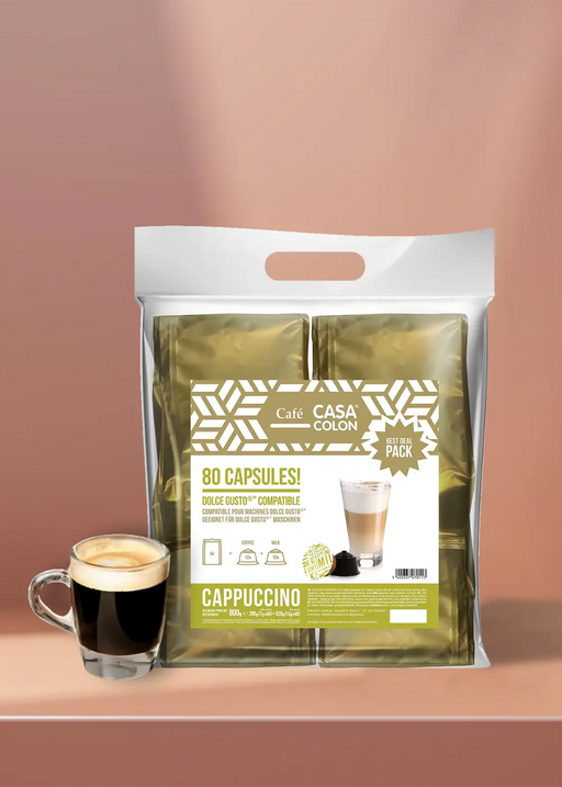 Découvrez le plaisir ultime du café avec les 80 capsules de café cappuccino de Café Casa Colón ! Parfaitement associé à une tasse en verre élégante débordant de cappuccino riche et mousseux, sur un délicieux fond rose tendre. Élevez vos moments de café sans effort ! | Flaronis.lu