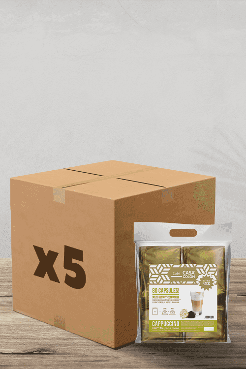 Découvrez cette superbe configuration de café ! Une boîte élégante étiquetée « x5 » se marie parfaitement avec un paquet de Capsules Café Casa Colon Cappuccino Compatibles avec les machines Dolce Gusto. À l'intérieur, vous trouverez 80 capsules de cappuccino riches et crémeuses, toutes exposées sur une surface en bois confortable, prêtes à rehausser votre expérience café. Apprécier! | Flaronis.lu
