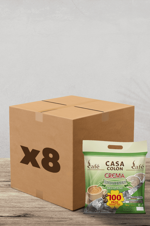 À côté d'une boîte en carton étiquetée « x8 », vous trouverez un paquet vert et blanc éclatant de dosettes de café compatibles Senseo Pack Café Casa Colon Décaféiné – 100 dosettes au total.