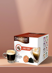 Offrez-vous une expérience café ultime avec nos capsules Café Casa Colon Lungo Forte - 16 unités, compatibles avec les machines Dolce Gusto. Sur une table marron clair, vous trouverez cette élégante boîte à côté d'une tasse de café en verre fumante surmontée d'une crème onctueuse. Parfaitement conçue pour une utilisation facile, elle promet une infusion riche et savoureuse à chaque fois. Idéal pour les amateurs de café passionnés qui recherchent la commodité et la qualité à chaque gorgée ! | Flaronis.lu