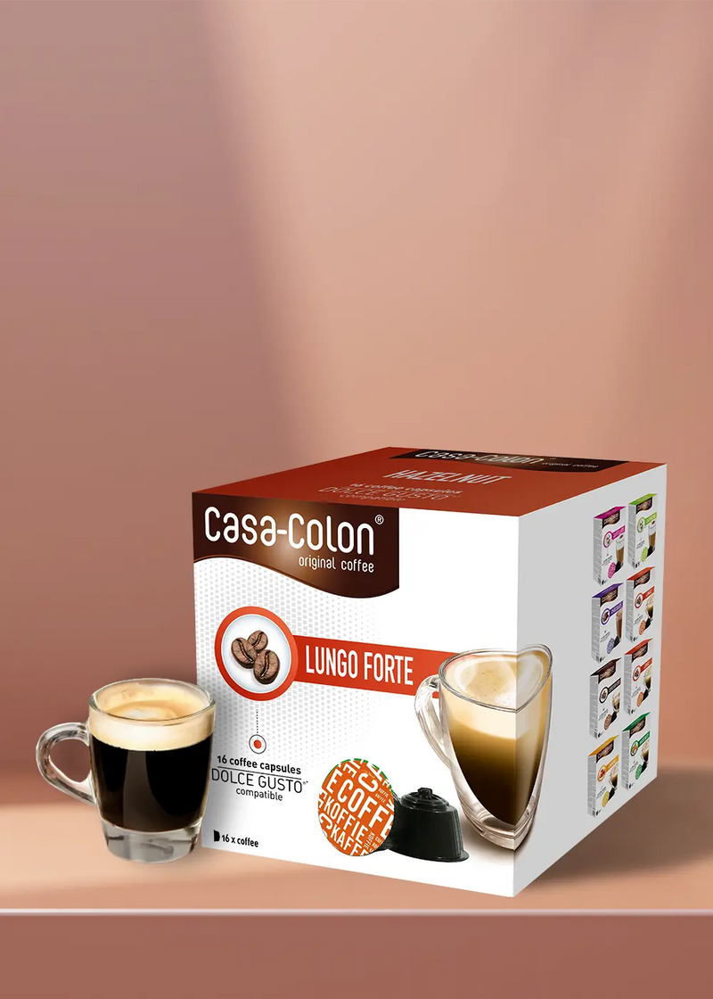 Offrez-vous une expérience café ultime avec nos capsules Café Casa Colon Lungo Forte - 16 unités, compatibles avec les machines Dolce Gusto. Sur une table marron clair, vous trouverez cette élégante boîte à côté d'une tasse de café en verre fumante surmontée d'une crème onctueuse. Parfaitement conçue pour une utilisation facile, elle promet une infusion riche et savoureuse à chaque fois. Idéal pour les amateurs de café passionnés qui recherchent la commodité et la qualité à chaque gorgée ! | Flaronis.lu