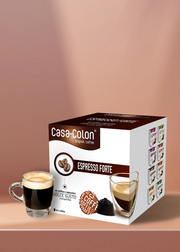 Imaginez : une boîte de capsules Café Casa Colon Espresso Forte, parfaitement compatibles avec votre machine Dolce Gusto, trône sur votre plan de travail. À côté, une tasse en verre remplie d'un expresso riche et aromatique vous invite à prendre cette première gorgée délicieuse. Le plaisir n'est qu'à une capsule de distance ! | Flaronis.lu
