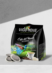 Découvrez l'expérience café ultime avec les dosettes de café Vida Nova Cafe Del Mundo ! Ce paquet 100 % arabica Bio & Fairtrade est compatible avec les machines Senseo et contient 36 dosettes de café de qualité supérieure. L'emballage blanc et élégant affiche fièrement « Cafe del Mundo Bio », vous assurant ainsi de recevoir un café de qualité supérieure, issu de sources éthiques. Pour une touche de commodité et de tentation supplémentaire, quelques dosettes de café sont dispersées à proximité, prêtes à vou…
