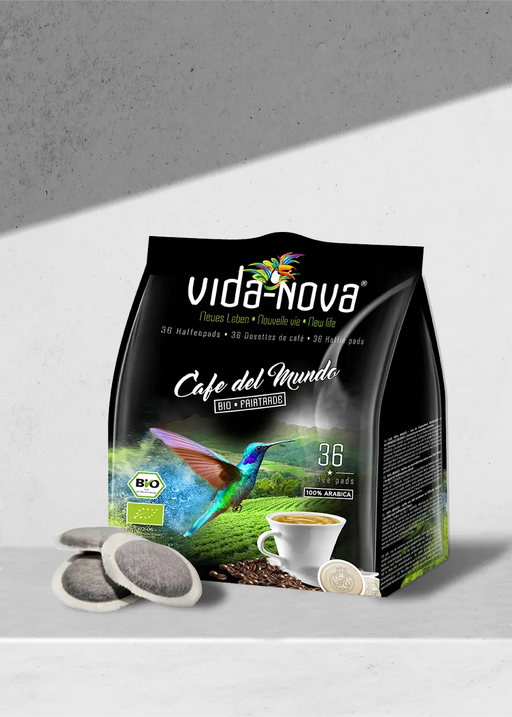 Découvrez l'expérience café ultime avec les dosettes de café Vida Nova Cafe Del Mundo ! Ce paquet 100 % arabica Bio & Fairtrade est compatible avec les machines Senseo et contient 36 dosettes de café de qualité supérieure. L'emballage blanc et élégant affiche fièrement « Cafe del Mundo Bio », vous assurant ainsi de recevoir un café de qualité supérieure, issu de sources éthiques. Pour une touche de commodité et de tentation supplémentaire, quelques dosettes de café sont dispersées à proximité, prêtes à vou…