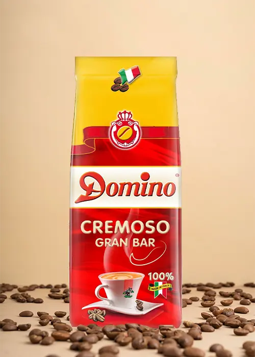À l’avant et au centre se trouve une image alléchante d’une tasse de café fumante, symbolisant la satisfaction attendue à chaque gorgée. Autour de la tasse se trouvent des grains de café parfaitement torréfiés dispersés sur un fond beige chaud, évoquant l'essence chaleureuse de votre café préféré chez vous.