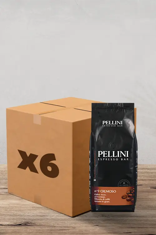 Un sac de 1 kg de grains de café Pellini Espresso Bar n° 4 Crema Tradizionale est posé sur une table en bois, juste devant une boîte en carton marron étiquetée « x6 ». Idéal pour tout amateur de café, ce coffret promet une expérience aromatique délicieuse qui capture l'essence même d'un expresso haut de gamme. | Flaronis.lu