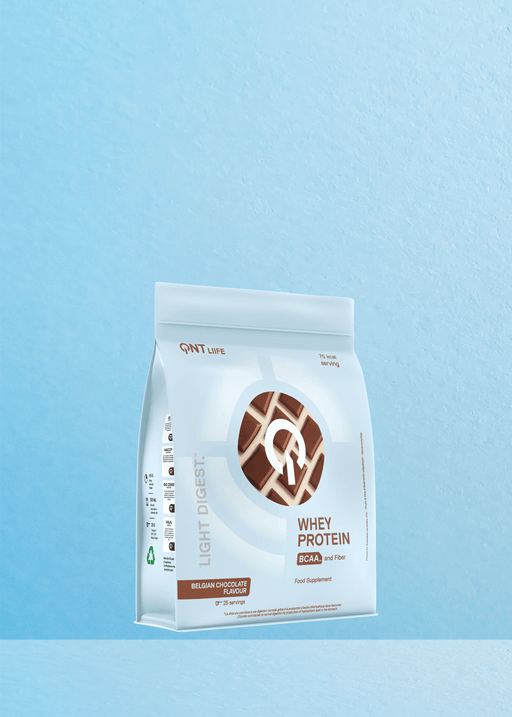 Imaginez un sachet de 500 g de protéines de lactosérum QNT Light Digest au riche goût de chocolat belge, parfaitement mis en valeur sur un fond bleu apaisant. C'est comme si vous savouriez un moment de café infusé au chocolat dans chaque boule ! | Flaronis.lu
