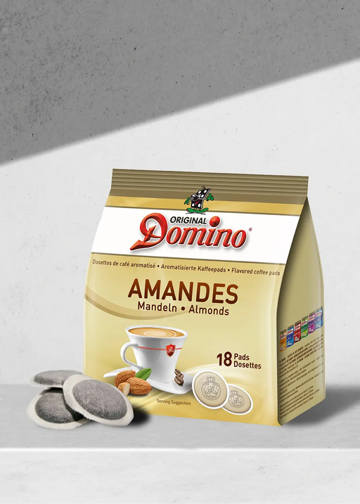 Présentation des dosettes de café aromatisées aux amandes « Domino Original » ! Ce ravissant sachet contient 18 dosettes riches et aromatiques parfaites pour vos envies de café. Présentant une charmante illustration d’une tasse de café fumante entourée de dosettes alléchantes, ce paquet est le rêve devenu réalité de tout amateur de café. Plongez dans l’expérience parfaite d’infusion d’amandes avec chaque dosette ! | Flaronis.lu