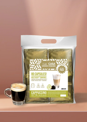 Découvrez le plaisir ultime du café avec les 80 capsules de café cappuccino de Café Casa Colón ! Parfaitement associé à une tasse en verre élégante débordant de cappuccino riche et mousseux, sur un délicieux fond rose tendre. Élevez vos moments de café sans effort ! | Flaronis.lu