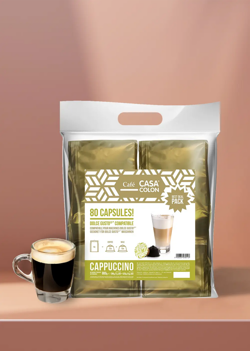 Découvrez le plaisir ultime du café avec les 80 capsules de café cappuccino de Café Casa Colón ! Parfaitement associé à une tasse en verre élégante débordant de cappuccino riche et mousseux, sur un délicieux fond rose tendre. Élevez vos moments de café sans effort ! | Flaronis.lu