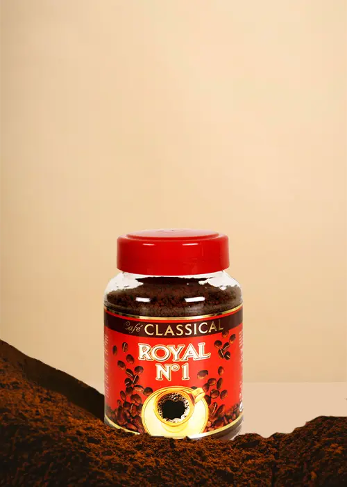 Découvrez l'expérience café ultime avec le café instantané Café Classical Royal No. 1 ! Avec son couvercle rouge vif, ce pot est placé sur un fond beige douillet et entouré d'un riche café moulu. Parfait pour votre prochaine tasse, c'est une scène invitante qui excitera à coup sûr tout amateur de café. | Flaronis.lu