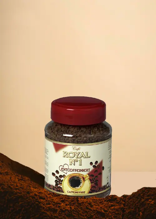 Savourez le doux goût de la détente avec un pot de café instantané décaféiné Café Royal N°1. Doté d'un couvercle rouge pratique, ce mélange haut de gamme se trouve sur un fond beige invitant, complété par une pincée de marc de café au fond pour vous rappeler sa riche saveur. Parfait pour les amateurs de café à la recherche d’une expérience corsée sans le buzz de la caféine ! | Flaronis.lu