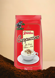 Présentation de Domino Cappuccino : le rêve de votre amateur de café !

- **Taille** : paquet de 1 kg
- **Design** : comporte une alléchante tasse blanche de cappuccino crémeux sur le devant, parfaite pour créer une bonne ambiance.
- **Toile de fond** : Affiché sur un fond beige chaud avec du café moulu riche à la base, ajoutant à son charme irrésistible.

Parfait pour rendre chaque matin encore plus spécial ! | Flaronis.lu