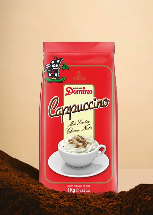 Présentation de Domino Cappuccino : le rêve de votre amateur de café !

- **Taille** : paquet de 1 kg
- **Design** : comporte une alléchante tasse blanche de cappuccino crémeux sur le devant, parfaite pour créer une bonne ambiance.
- **Toile de fond** : Affiché sur un fond beige chaud avec du café moulu riche à la base, ajoutant à son charme irrésistible.

Parfait pour rendre chaque matin encore plus spécial ! | Flaronis.lu
