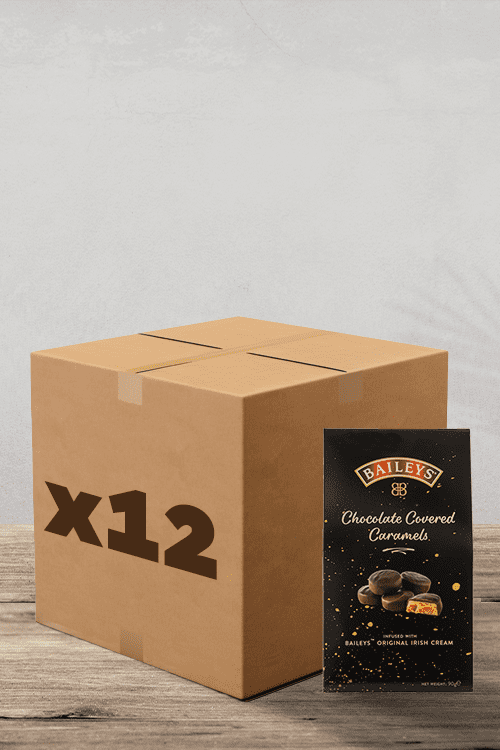 Une boîte en carton étiquetée « x12 » repose sur une table en bois, juste à côté d'un délicieux paquet de caramels enrobés de chocolat Baileys – 90 g. Parfait pour les amateurs de café qui cherchent à associer leur infusion à une friandise sucrée et gourmande ! | Flaronis.lu
