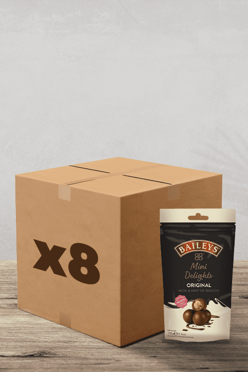 Une boîte en carton marquée « x8 » se trouve à côté d'un paquet de 102 g de Boules Chocolat fourré à la crème Baileys, le tout sur une surface en bois confortable. Imaginez savourer des friandises enrobées de chocolat infusées de riche crème Baileys – le plaisir parfait pour tout amateur de café. | Flaronis.lu