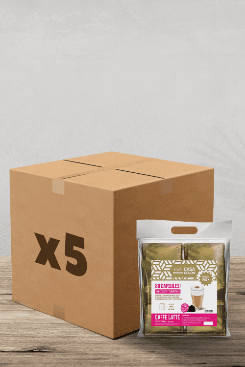 Une boîte en carton marquée « x5 » trône à côté d'un paquet de 80 capsules Café Casa Colon Caffe Latte, compatibles avec les machines Dolce Gusto, le tout reposant sur une surface en bois sur un fond épuré. Amateurs de café, votre infusion parfaite vous attend ! | Flaronis.lu