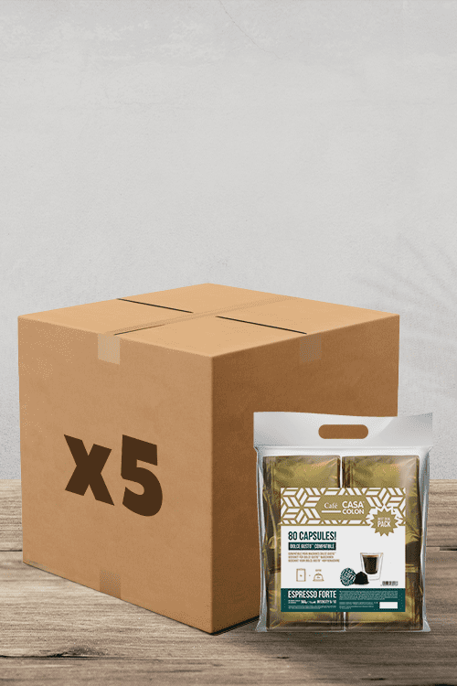 Imaginez une surface en bois affichant deux objets importants, idéal pour tout amateur de café. À gauche, vous verrez une boîte en carton étiquetée « x5 », indiquant que vous obtenez cinq fois plus de bienfaits. Juste à côté se trouve un sac transparent rempli de 80 capsules Café Casa Colon Espresso Forte.