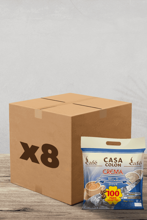 Une boîte en carton marquée « x8 » se trouve à côté d'un paquet de dosettes de café doux Casa Colon Crema et de 100 dosettes compatibles Senseo sur une surface en bois confortable, parfaite pour le coin de tout amateur de café. | Flaronis.lu