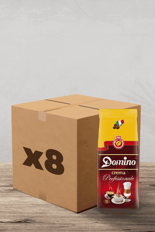 Un paquet de 1 kg de Café en Grains Domino Crema Professionale trône fièrement à côté d'une boîte marquée « x8 », le tout reposant sur une charmante surface en bois, évoquant une ambiance chaleureuse parfaite pour les amateurs de café. | Flaronis.lu