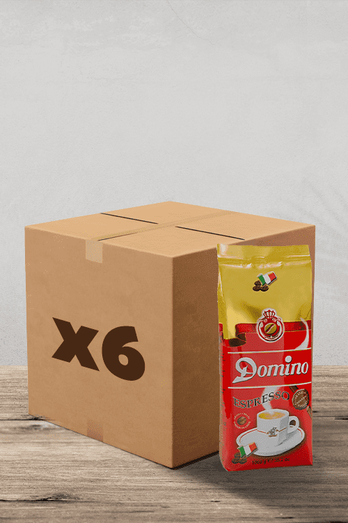 Une boîte en carton étiquetée « x6 » repose à côté d'un seul paquet de 1 kg de Café en Grains Domino Espresso sur une surface en bois, prête à apporter l'expérience café ultime à votre maison. | Flaronis.lu