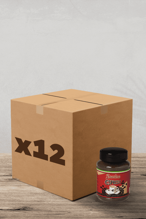 Une boîte en carton de 12 paquets est posée sur une table en bois, juste à côté d'un petit pot de Café Soluble Espresso Domino (100 g) – parfait pour votre prochaine pause café ! | Flaronis.lu