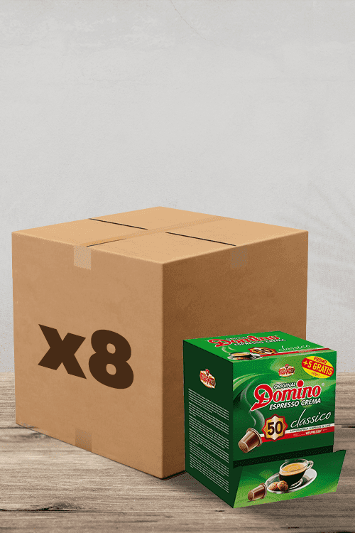 Une boîte en carton marquée « x8 » se trouve parfaitement derrière une boîte de Capsules Café Domino Classico, compatibles Nespresso avec 55 capsules. Ces trésors sont exposés sur une surface en bois rustique, prêts à rehausser votre expérience café. | Flaronis.lu
