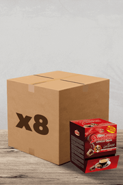 Une boîte en carton de taille généreuse étiquetée « x8 » repose sur une table en bois. À côté, il y a un emballage élégant contenant des capsules compatibles Café Domino Nespresso Intenso - avec 50+5 capsules pour votre plaisir. Parfait pour les amateurs de café qui recherchent intensité et valeur ! | Flaronis.lu