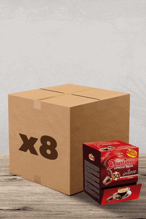 Une boîte en carton de taille généreuse étiquetée « x8 » repose sur une table en bois. À côté, il y a un emballage élégant contenant des capsules compatibles Café Domino Nespresso Intenso - avec 50+5 capsules pour votre plaisir. Parfait pour les amateurs de café qui recherchent intensité et valeur ! | Flaronis.lu