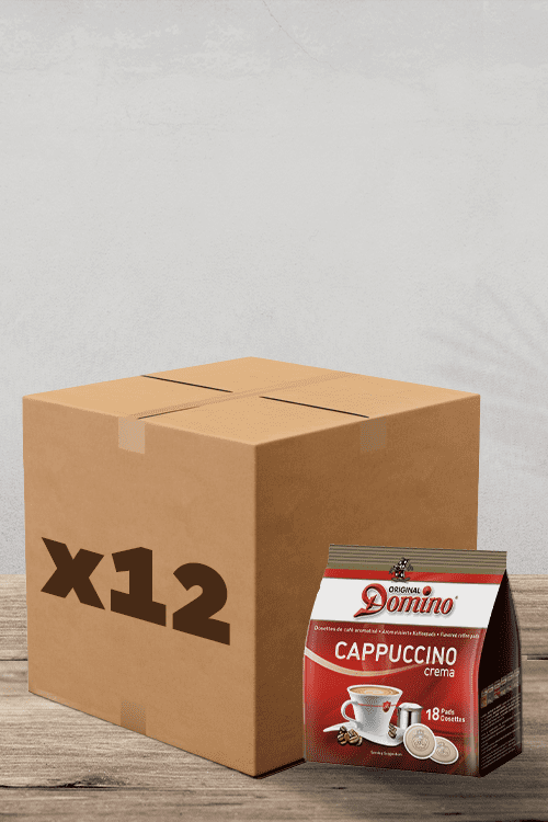 Imaginez un coin café confortable : une boîte en carton marquée "x12" se trouve de manière invitante à côté d'un paquet de crème de cappuccino Domino originale riche et aromatique. A proximité, vous trouverez un pack de dosettes Café Domino Cappuccino Compatibles Senseo - 18 dosettes. Tout cela est soigneusement disposé sur une surface en bois chaleureuse sur un fond simple, créant la configuration parfaite pour votre prochaine délicieuse expérience de café. | Flaronis.lu