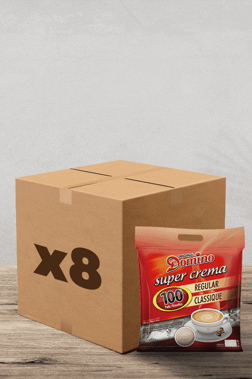 Assis à côté d'une boîte en carton classique étiquetée « x8 » se trouve un emballage de café rouge invitant, sur lequel est écrit « Pack Café dosettes Domino Classique Compatibles Senseo ». Les amateurs de café seront ravis de savoir que ce pack contient 100 dosettes riches et aromatiques, prêtes à élever votre infusion au niveau supérieur ! | Flaronis.lu