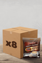 Une boîte en carton marquée « x8 » se trouve à côté d'un paquet de dosettes de café compatibles Domino Corsé Senseo de Pack Café – 100 par paquet. Cela signifie que la boîte contient huit de ces paquets de café riches et délicieux, parfaits pour tout amateur de café cherchant à s'approvisionner ! | Flaronis.lu