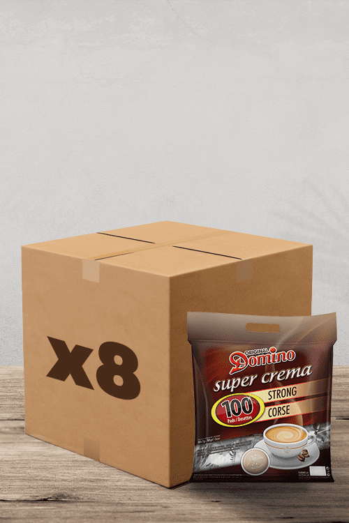 Une boîte en carton marquée « x8 » se trouve à côté d'un paquet de dosettes de café compatibles Domino Corsé Senseo de Pack Café – 100 par paquet. Cela signifie que la boîte contient huit de ces paquets de café riches et délicieux, parfaits pour tout amateur de café cherchant à s'approvisionner ! | Flaronis.lu