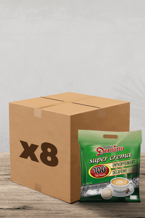 Découvrez le goût délicieux des Pack Café dosettes Domino Décaféiné Compatibles Senseo, élégamment présentées à côté d'une boîte en carton étiquetée "100" sur un support en bois chaleureux. Parfaitement placé sur un fond gris sophistiqué, A Pack Café invite les amateurs de café à savourer leur infusion préférée à tout moment. | Flaronis.lu