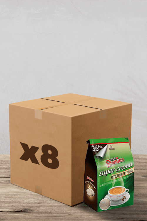Sur une surface en bois au fond simple, se trouve une boîte en carton marquée « x8 » posée à côté d'un paquet de dosettes Café Domino Décaféiné Compatibles Senseo. Ce paquet contient 36 délicieuses dosettes de café décaféiné, parfaites pour votre machine Senseo et prêtes à préparer votre tasse de café préférée à tout moment. | Flaronis.lu