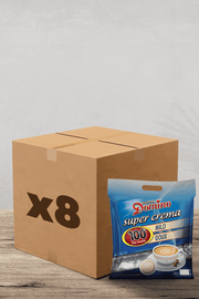 Une boîte en carton scellée marquée « x8 » est affichée bien en évidence. Devant lui se trouve un paquet de dosettes de café Pack Café Domino Doux – 100 unités, étiquetées « Doux ». L'emballage présente une image invitante d'une tasse de café fumante et annonce fièrement sa compatibilité avec les machines Senseo. | Flaronis.lu