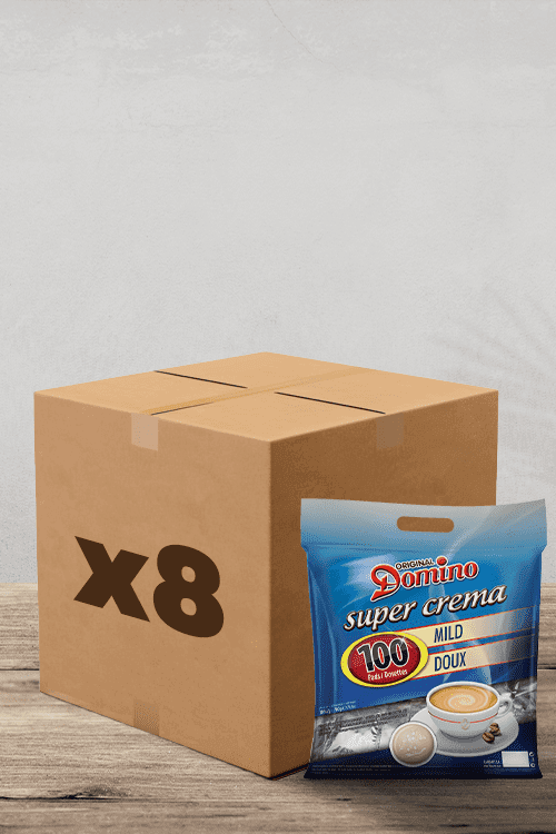 Une boîte en carton scellée marquée « x8 » est affichée bien en évidence. Devant lui se trouve un paquet de dosettes de café Pack Café Domino Doux – 100 unités, étiquetées « Doux ». L'emballage présente une image invitante d'une tasse de café fumante et annonce fièrement sa compatibilité avec les machines Senseo. | Flaronis.lu