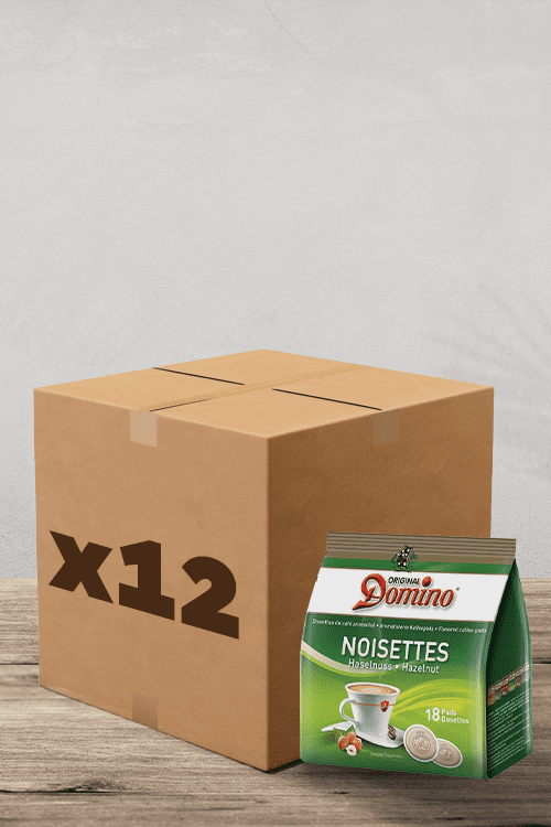 Une élégante boîte en carton étiquetée « x12 » côtoie un emballage vert vif de « Café dosettes Domino Noisettes Compatibles Senseo - 18 dosettes » sur une surface en bois chaleureuse, prête à ravir tout amateur de café. | Flaronis.lu