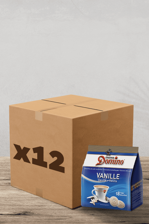 Devant une boîte en carton ordinaire marquée « x12 », se trouve un emballage bleu vif étiqueté « Café dosettes Domino Vanille Compatibles Senseo - 18 dosettes ». Cette offre savoureuse est parfaite pour les amateurs de café à la recherche d'une infusion pratique et aromatique infusée à la vanille avec leur machine Senseo. | Flaronis.lu
