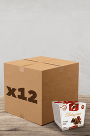 Une grande boîte en carton étiquetée « x12 » repose à côté d'un paquet de Truffes Cacao D'Artagnan - 200 g sur une table en bois rustique, créant l'installation parfaite pour les amateurs de café. | Flaronis.lu