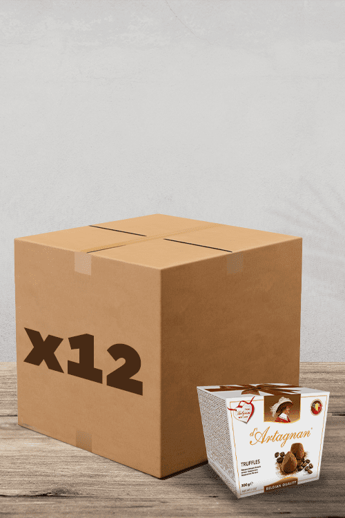 Une grande boîte en carton étiquetée « x12 » repose sur une surface en bois, à côté d'une unique et alléchante boîte de Truffes Cappuccino D'Artagnan (200 g). Parfait pour les amateurs de café ! | Flaronis.lu