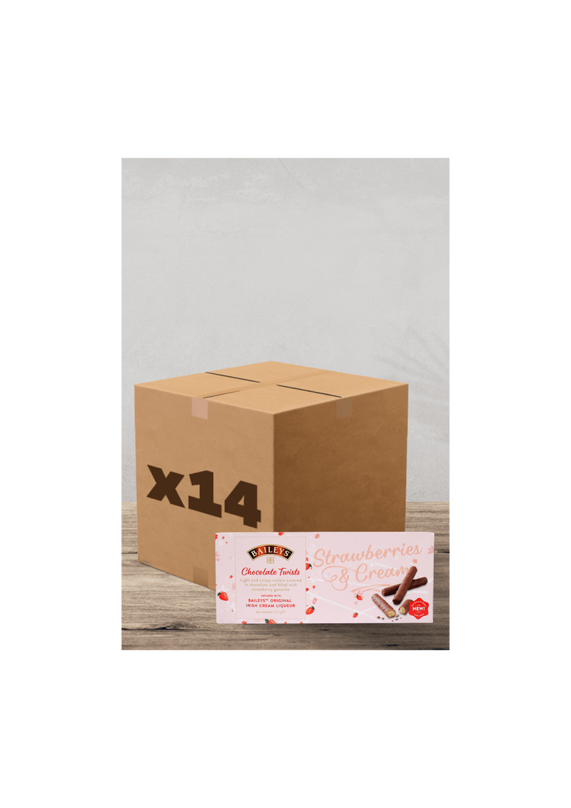 Une boîte en carton marron étiquetée "x14" se trouve derrière un paquet de biscuits au chocolat Baileys fourrés à la fraise et à la crème (107 g), joliment présentés sur une table en bois - parfaits pour rehausser votre prochaine pause-café. | Flaronis.lu