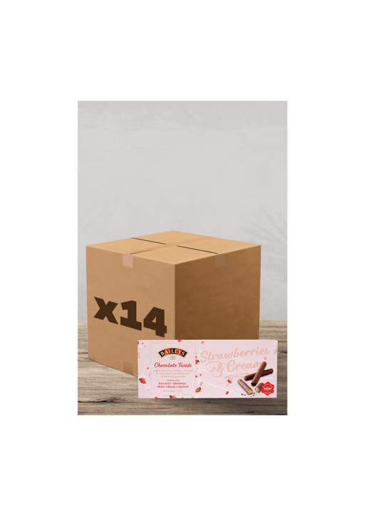 Une boîte en carton marron étiquetée "x14" se trouve derrière un paquet de biscuits au chocolat Baileys fourrés à la fraise et à la crème (107 g), joliment présentés sur une table en bois - parfaits pour rehausser votre prochaine pause-café. | Flaronis.lu