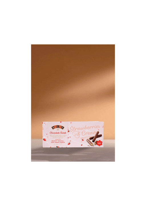 Accompagnez votre café d'une délicieuse friandise : Biscuits au chocolat fourrés à la crème irlandaise Baileys et aux fraises (107 g). Joliment présentés sur un fond beige chaud et accueillant avec de douces ombres, ils sont parfaits pour les amateurs de café à la recherche du compagnon sucré idéal pour leur boisson préférée. | Flaronis.lu