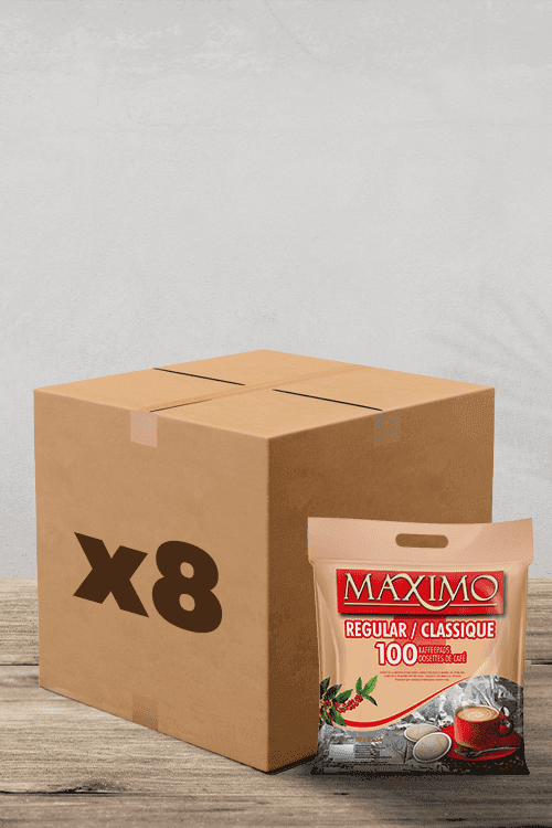 Une scène chaleureuse vous attend ! Une boîte en carton marquée « x 8 » se trouve à côté d'un sac de dosettes de café Maximo Classique de Pack Café : 100 dosettes compatibles Senseo prêtes à être infusées sur un comptoir en bois. Amateurs de café, soyez impatients de savourer votre infusion préférée en toute simplicité et commodité ! | Flaronis.lu