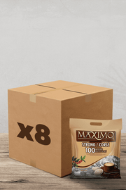 A côté d'un paquet de dosettes Pack Café Maximo Corsé Compatibles Senseo (100 dosettes de café), une boîte en carton pratique marquée « x8 » repose sur une surface en bois rustique. Cette configuration est parfaite pour les amateurs de café qui souhaitent savourer des infusions robustes et savoureuses ! | Flaronis.lu