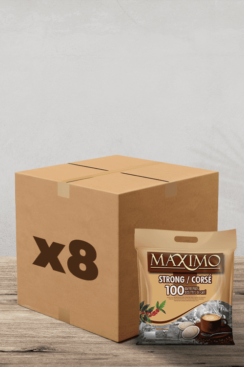 A côté d'un paquet de dosettes Pack Café Maximo Corsé Compatibles Senseo (100 dosettes de café), une boîte en carton pratique marquée « x8 » repose sur une surface en bois rustique. Cette configuration est parfaite pour les amateurs de café qui souhaitent savourer des infusions robustes et savoureuses ! | Flaronis.lu