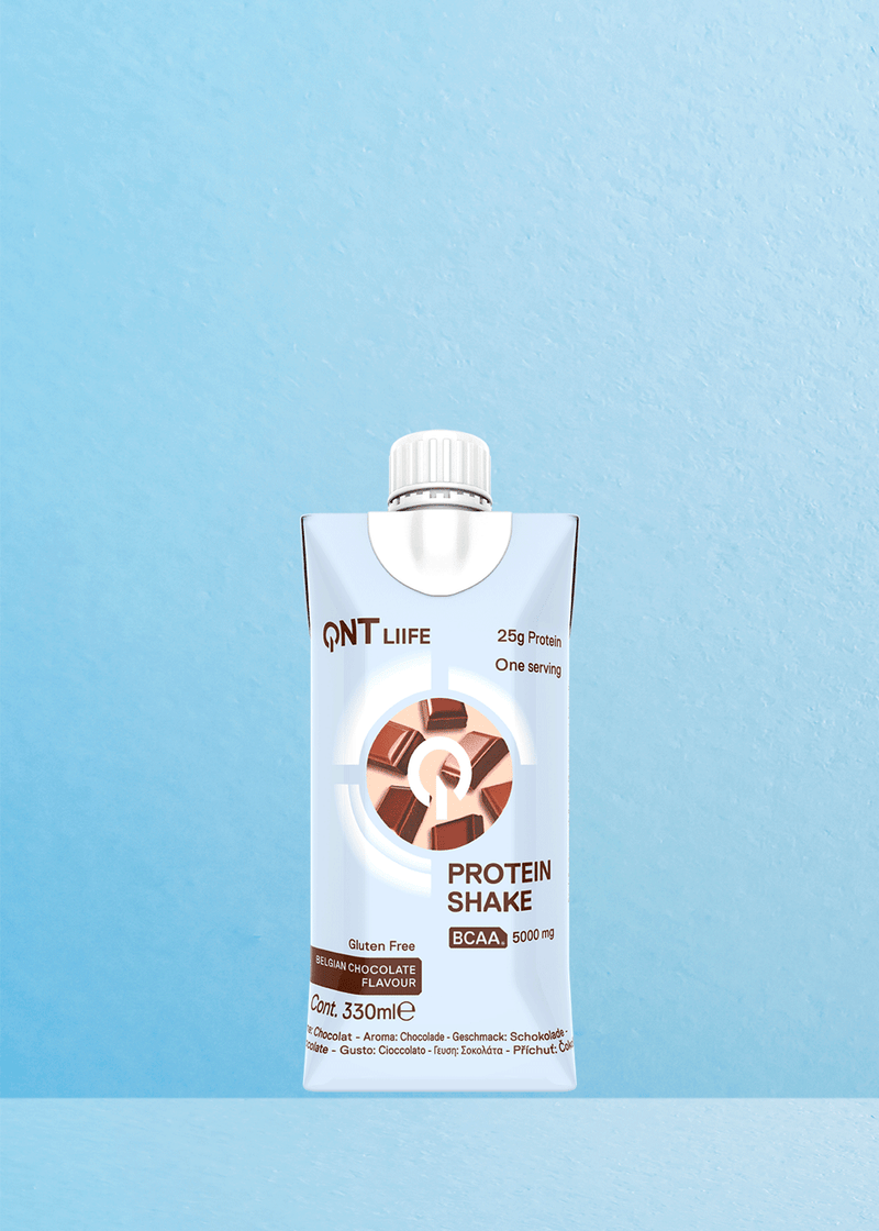 Présentation du « QNT Chocolate Protein Shake for Coffee Lovers » – une délicieuse friandise au goût de chocolat belge sans gluten avec une quantité impressionnante de 25 g de protéines et 5 000 mg de BCAA. Parfaitement conçu pour les amateurs de café, ce shake est emballé sur un fond bleu clair apaisant, ce qui le rend non seulement délicieux mais aussi visuellement attrayant. Profitez du goût riche du chocolat belge qui complète parfaitement votre pause-café tout en alimentant votre journée en nutriments…