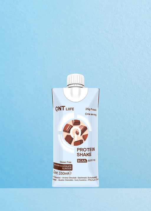 Présentation du « QNT Chocolate Protein Shake for Coffee Lovers » – une délicieuse friandise au goût de chocolat belge sans gluten avec une quantité impressionnante de 25 g de protéines et 5 000 mg de BCAA. Parfaitement conçu pour les amateurs de café, ce shake est emballé sur un fond bleu clair apaisant, ce qui le rend non seulement délicieux mais aussi visuellement attrayant. Profitez du goût riche du chocolat belge qui complète parfaitement votre pause-café tout en alimentant votre journée en nutriments…